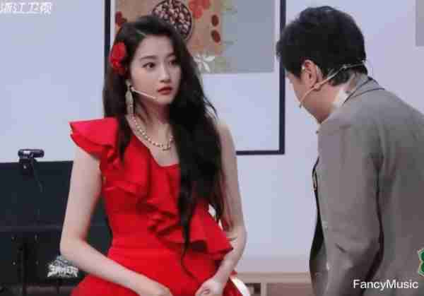 《王牌对王牌》节目被骂，无下限整蛊关晓彤，关晓彤直接被吓哭（王牌对王牌2021关晓彤跳舞）-第2张图片-九妖电影