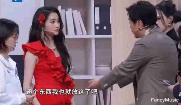 《王牌对王牌》节目被骂，无下限整蛊关晓彤，关晓彤直接被吓哭（王牌对王牌2021关晓彤跳舞）-第5张图片-九妖电影