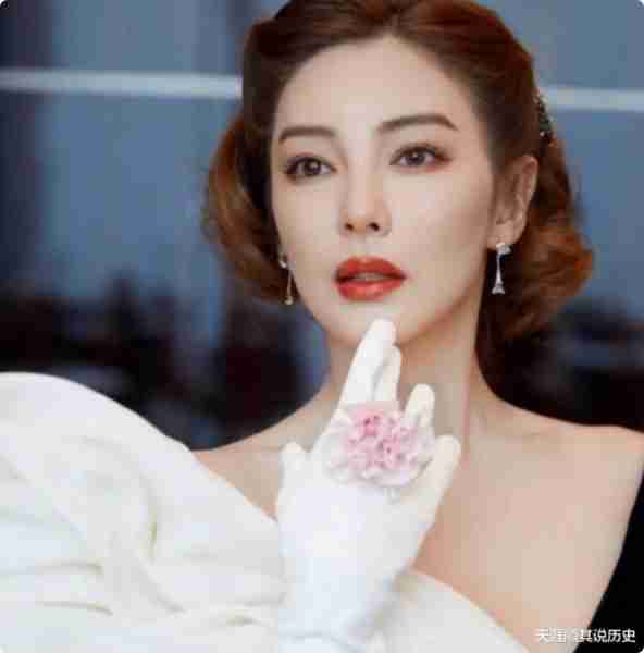 《笑傲江湖》翻拍惹争议!忍的了王晶做导演,实在忍不了东方不败的选角(那版笑傲江湖符合原著)-第9张图片-九妖电影 《笑傲江湖》翻拍惹争议!忍的了王晶做导演,实在忍不了东方不败的选角(那版笑傲江湖符合原著)-第9张图片-九妖电影