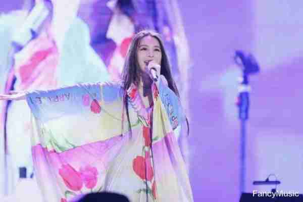 两位宝岛女明星现身内地开演唱会，却遭人质疑：又当又立双面人（宝岛乐队经典歌曲）-第6张图片-九妖电影