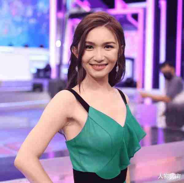 他公认靓仔愈老愈型，爸爸是牧师女儿港姐5强，车楼都写太太名（香港牧师最新牧师讲道视频）-第12张图片-九妖电影