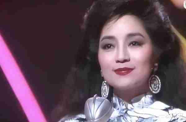一代天后：不改中国国籍与恋人分手，春晚为她破例，74岁仍单身（一代夭后）-第3张图片-九妖电影