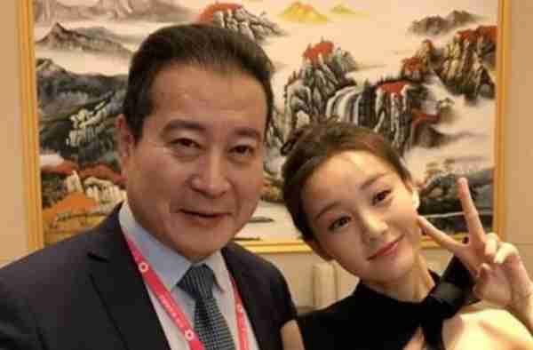他是国家一级演员,娶兄弟女儿为妻,生一对双胞胎儿子,幸福美满(国家一级演员,1.28米身高娶4任美妻,今61岁活成这样)-第4张图片-九妖电影 他是国家一级演员,娶兄弟女儿为妻,生一对双胞胎儿子,幸福美满(国家一级演员,1.28米身高娶4任美妻,今61岁活成这样)-第4张图片-九妖电影