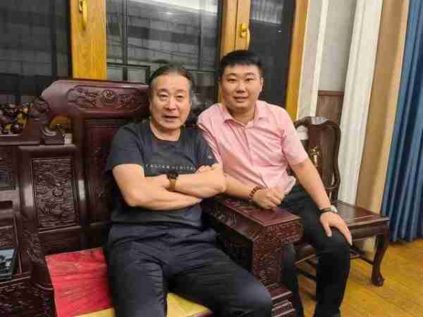 他是国家一级演员,娶兄弟女儿为妻,生一对双胞胎儿子,幸福美满(国家一级演员,1.28米身高娶4任美妻,今61岁活成这样)-第7张图片-九妖电影 他是国家一级演员,娶兄弟女儿为妻,生一对双胞胎儿子,幸福美满(国家一级演员,1.28米身高娶4任美妻,今61岁活成这样)-第7张图片-九妖电影