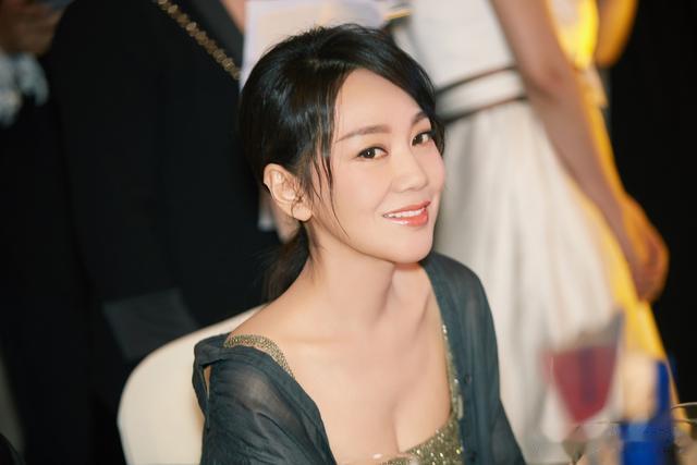 伸舌头、嘴亲肿、忘年吻,这些“中老年”演员的吻戏,个个辣眼睛(演老年人的女演员是谁)-第8张图片-九妖电影 伸舌头、嘴亲肿、忘年吻,这些“中老年”演员的吻戏,个个辣眼睛(演老年人的女演员是谁)-第8张图片-九妖电影