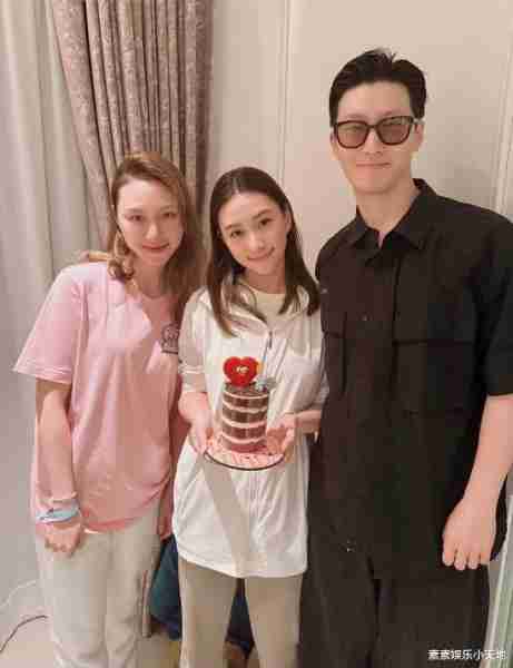 何超莲带窦骁回香港豪宅庆生，三太陈婉珍为女儿送蛋糕和祝福（何超莲窦骁求婚）-第3张图片-九妖电影