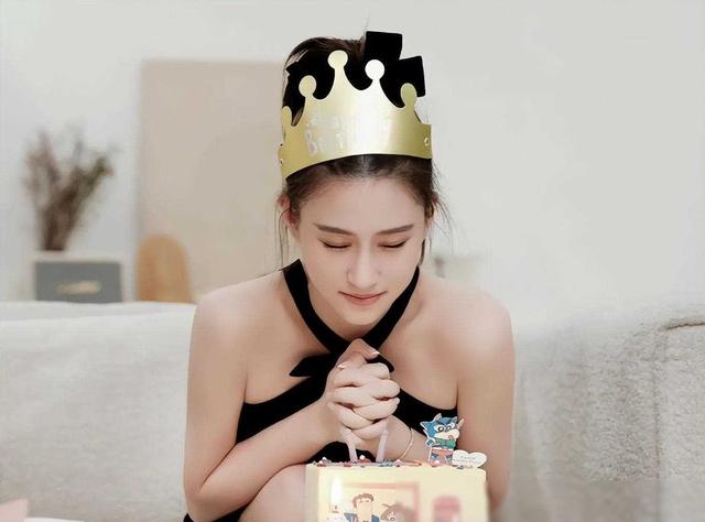 何超莲晒33岁生日照,老公窦骁成最大显眼包!甜搭妻子肩膀超恩(何超莲现任老公)-第2张图片-九妖电影 何超莲晒33岁生日照,老公窦骁成最大显眼包!甜搭妻子肩膀超恩(何超莲现任老公)-第2张图片-九妖电影