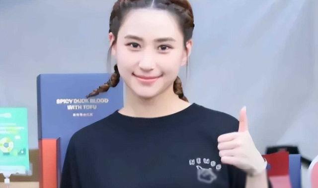 何超莲晒33岁生日照,老公窦骁成最大显眼包!甜搭妻子肩膀超恩(何超莲现任老公)-第6张图片-九妖电影 何超莲晒33岁生日照,老公窦骁成最大显眼包!甜搭妻子肩膀超恩(何超莲现任老公)-第6张图片-九妖电影