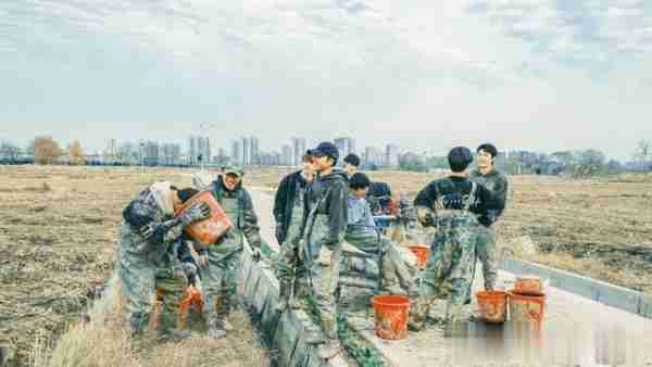 上春晚拍杂志，还拉来3.8亿政府投资，十个勤天成为娱乐圈新标杆（上春晚有酬劳吗）-第7张图片-九妖电影