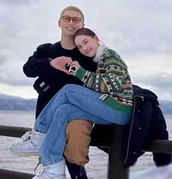 何超莲窦骁传婚变后同框,肢体语言已无爱,男方态度不耐烦(何超莲窦骁秀恩爱)-第1张图片-九妖电影 何超莲窦骁传婚变后同框,肢体语言已无爱,男方态度不耐烦(何超莲窦骁秀恩爱)-第1张图片-九妖电影