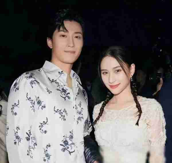 何超莲窦骁传婚变后同框,肢体语言已无爱,男方态度不耐烦(何超莲窦骁秀恩爱)-第3张图片-九妖电影 何超莲窦骁传婚变后同框,肢体语言已无爱,男方态度不耐烦(何超莲窦骁秀恩爱)-第3张图片-九妖电影