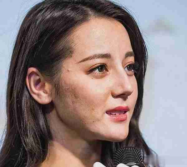 假发、假臀、假肌肉,大半娱乐圈“从头假到脚”,还有什么是真的(假发知乎)-第2张图片-九妖电影 假发、假臀、假肌肉,大半娱乐圈“从头假到脚”,还有什么是真的(假发知乎)-第2张图片-九妖电影