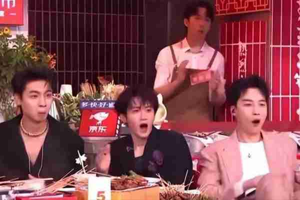 丑态百出，一场群魔乱舞的跨年晚会，让无数“妖魔鬼怪”现原形！（丑态百出是什么动物）-第2张图片-九妖电影
