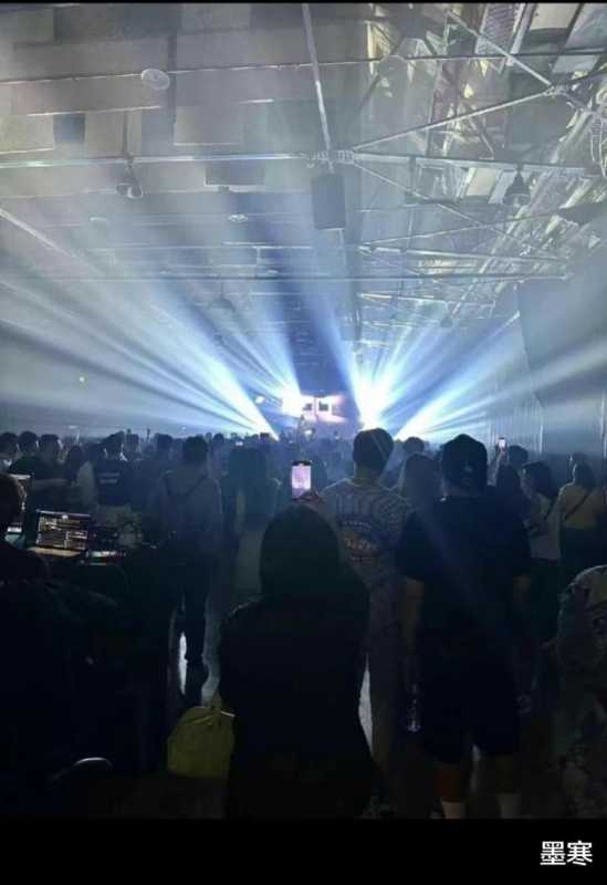 光头先生演唱会圆满结束，全家老小齐上阵，过气明星悉数到场助威（光头歌唱家叫什么名字）-第4张图片-九妖电影