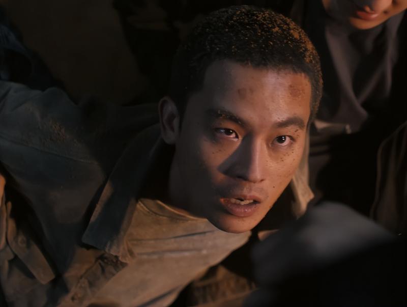 全程空洞眼，面无表情，33岁李一桐出手，带来教科书式“女警演技”（李一桐演戏怎么没表情）-第2张图片-九妖电影