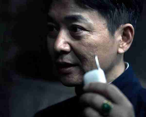 全程空洞眼，面无表情，33岁李一桐出手，带来教科书式“女警演技”（李一桐演戏怎么没表情）-第3张图片-九妖电影