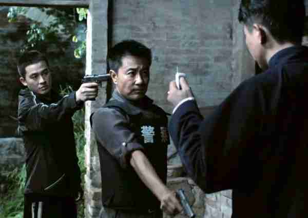 全程空洞眼，面无表情，33岁李一桐出手，带来教科书式“女警演技”（李一桐演戏怎么没表情）-第5张图片-九妖电影