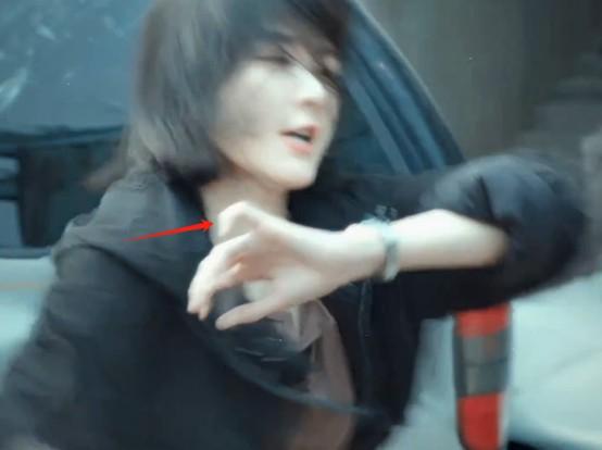 全程空洞眼，面无表情，33岁李一桐出手，带来教科书式“女警演技”（李一桐演戏怎么没表情）-第13张图片-九妖电影