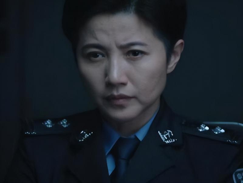 全程空洞眼，面无表情，33岁李一桐出手，带来教科书式“女警演技”（李一桐演戏怎么没表情）-第20张图片-九妖电影
