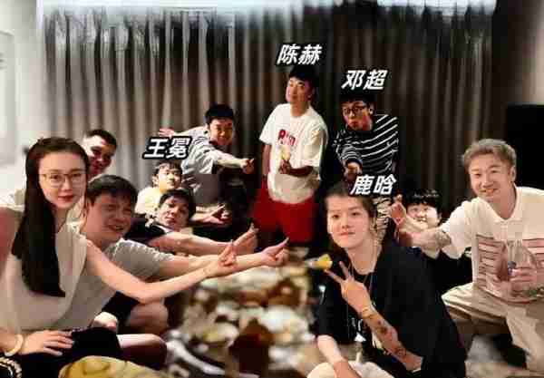 关晓彤给鹿晗庆祝34岁生日，海边派对玩太疯，鹿晗喝酒跳舞很放开（关晓彤为鹿晗庆生照）-第4张图片-九妖电影