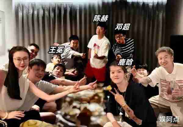 关晓彤给鹿晗庆祝34岁生日，海边派对玩太疯，鹿晗喝酒跳舞很放开_1（关晓彤为鹿晗庆生日）-第10张图片-九妖电影
