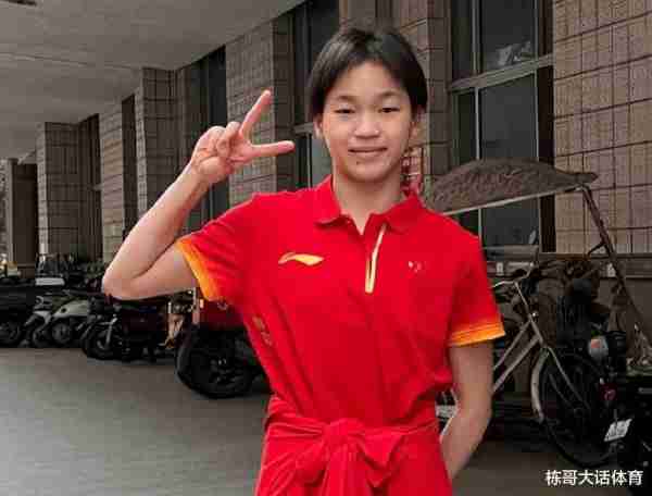 中国跳水队新年赛程出炉，全红婵亮相春晚悬念揭晓，粉丝释然了！（跳水冠军全红婵领奖图片）-第5张图片-九妖电影