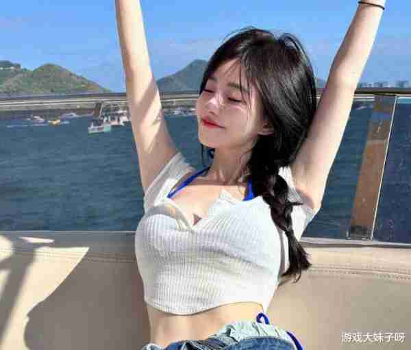 冯提莫身材越来越畸形，户外直播被吐槽，葡萄藤上长西瓜（冯提莫17年最火的一首歌视频）-第3张图片-九妖电影
