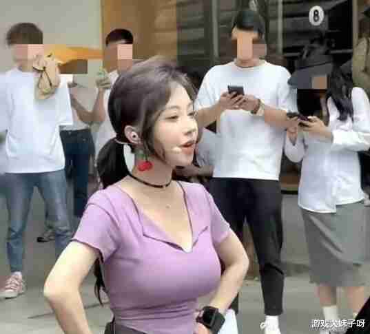 冯提莫身材越来越畸形，户外直播被吐槽，葡萄藤上长西瓜（冯提莫17年最火的一首歌视频）-第6张图片-九妖电影