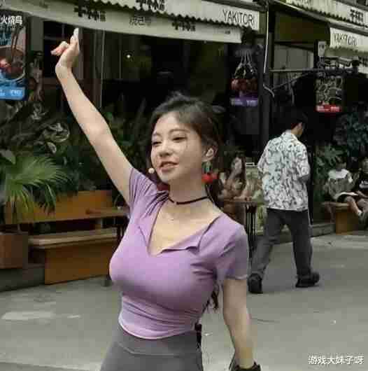冯提莫身材越来越畸形，户外直播被吐槽，葡萄藤上长西瓜（冯提莫17年最火的一首歌视频）-第4张图片-九妖电影