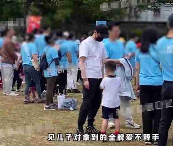 冯绍峰带娃参加运动会，5岁儿子正脸曝光，一看就是赵丽颖亲生的（冯绍峰孩子判给谁了）-第3张图片-九妖电影