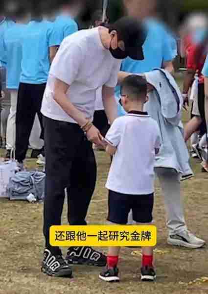 冯绍峰带娃参加运动会，5岁儿子正脸曝光，一看就是赵丽颖亲生的（冯绍峰孩子判给谁了）-第4张图片-九妖电影