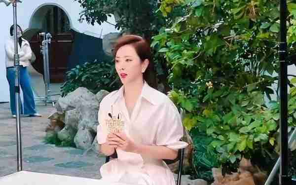九年春晚站不稳央视一姐之位，37岁直接离职，李思思做错了什么？（春晚2019导演）-第12张图片-九妖电影