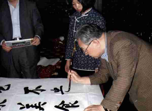 九登春晚的他晚年丧子,85岁患癌离世一年后,儿女为遗产对簿公堂(春晚2021节目单公布周深)-第6张图片-九妖电影 九登春晚的他晚年丧子,85岁患癌离世一年后,儿女为遗产对簿公堂(春晚2021节目单公布周深)-第6张图片-九妖电影