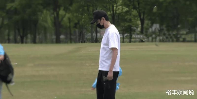 冯绍峰陪儿子参加亲子运动会！蹲地上当座椅，打扮低调无人识（冯绍峰的儿子判给谁了）-第9张图片-九妖电影