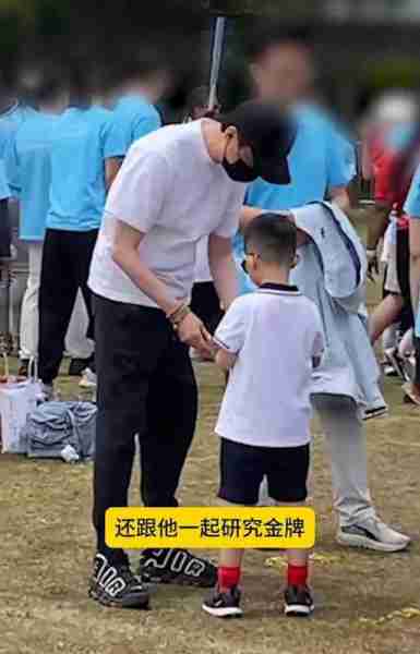 冯绍峰陪儿子参加亲子运动会，5岁想想身高优越，超像妈妈赵丽颖（冯绍峰与两岁儿子）-第4张图片-九妖电影