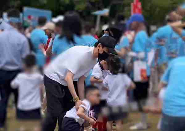 冯绍峰陪儿子参加亲子运动会，5岁想想身高优越，超像妈妈赵丽颖（冯绍峰与两岁儿子）-第3张图片-九妖电影