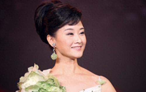 事实证明，退出春晚舞台的宋祖英，已经走上了另一条路!（春晚结束音乐叫什么）-第43张图片-九妖电影