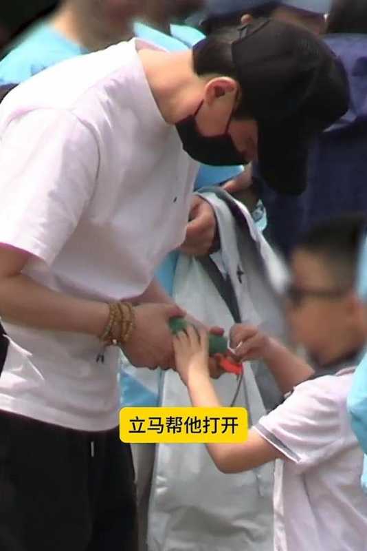 冯绍峰陪儿子参加亲子运动会,5岁想想酷似妈妈,长成男版赵丽颖(冯绍峰和两岁儿子)-第11张图片-九妖电影 冯绍峰陪儿子参加亲子运动会,5岁想想酷似妈妈,长成男版赵丽颖(冯绍峰和两岁儿子)-第11张图片-九妖电影