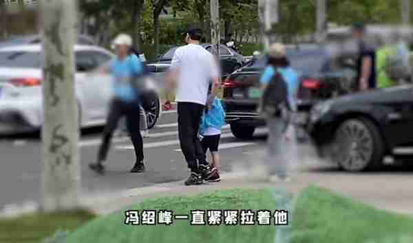 冯绍峰陪儿子参加亲子运动会,5岁想想酷似妈妈,长成男版赵丽颖(冯绍峰和两岁儿子)-第14张图片-九妖电影 冯绍峰陪儿子参加亲子运动会,5岁想想酷似妈妈,长成男版赵丽颖(冯绍峰和两岁儿子)-第14张图片-九妖电影