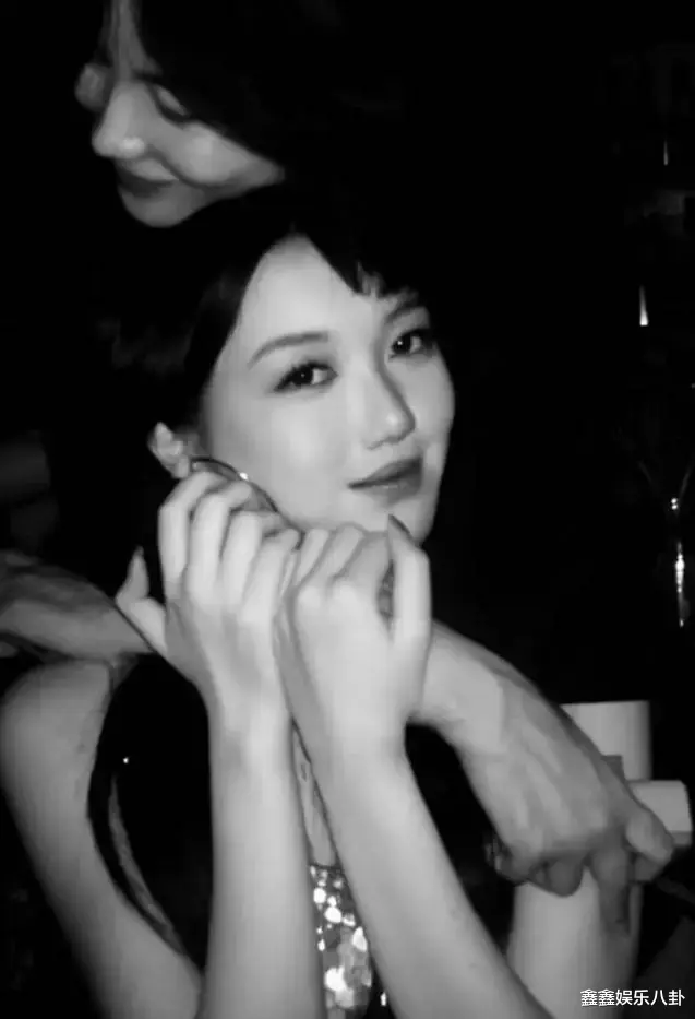 王菲与小女儿合照曝光，18岁李嫣超像妈妈，嘴唇无痕迹美到认不出-第1张图片-九妖电影