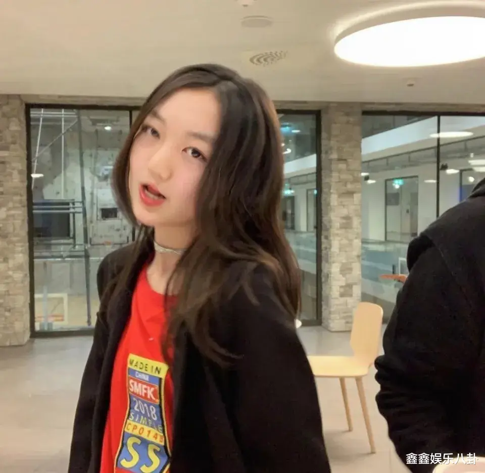 王菲与小女儿合照曝光，18岁李嫣超像妈妈，嘴唇无痕迹美到认不出-第12张图片-九妖电影