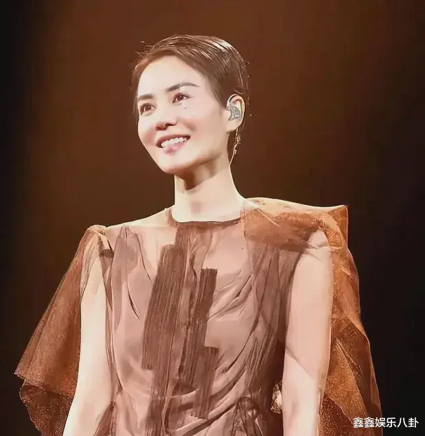 王菲与小女儿合照曝光，18岁李嫣超像妈妈，嘴唇无痕迹美到认不出-第11张图片-九妖电影
