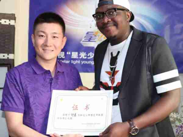 黑人歌手好弟:走红后娶中国老婆,现如今依然没有取得中国绿卡-第15张图片-九妖电影 黑人歌手好弟:走红后娶中国老婆,现如今依然没有取得中国绿卡-第15张图片-九妖电影