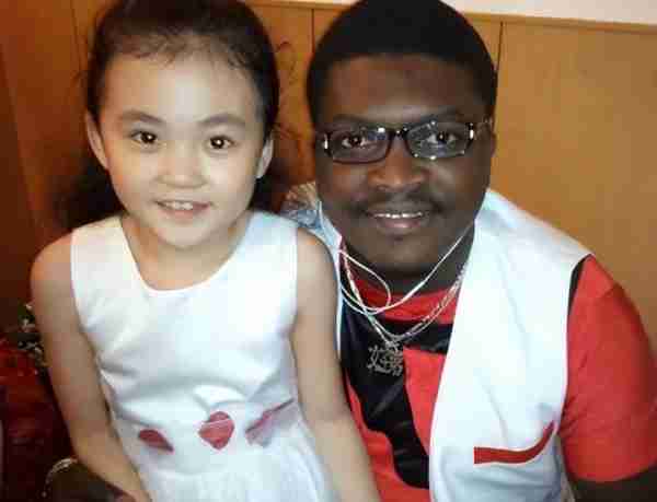 黑人歌手好弟:走红后娶中国老婆,现如今依然没有取得中国绿卡-第23张图片-九妖电影 黑人歌手好弟:走红后娶中国老婆,现如今依然没有取得中国绿卡-第23张图片-九妖电影