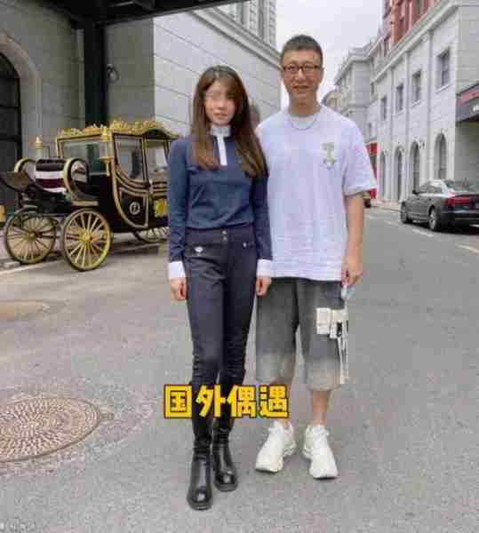 网友偶遇孙红雷夫妇米兰定制家具，39岁王骏迪身材苗条，气质优雅-第1张图片-九妖电影