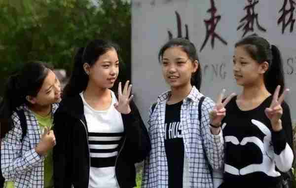 “冰清玉洁”四胞胎:勇闯娱乐圈出道失败,穿短裙在酒吧当擦边女-第2张图片-九妖电影 “冰清玉洁”四胞胎:勇闯娱乐圈出道失败,穿短裙在酒吧当擦边女-第2张图片-九妖电影
