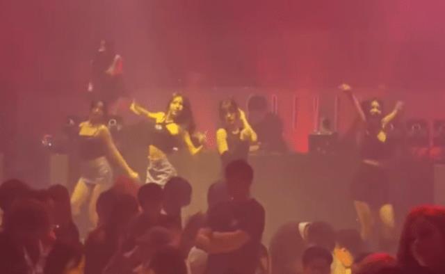 “冰清玉洁”四胞胎:勇闯娱乐圈出道失败,穿短裙在酒吧当擦边女-第10张图片-九妖电影 “冰清玉洁”四胞胎:勇闯娱乐圈出道失败,穿短裙在酒吧当擦边女-第10张图片-九妖电影