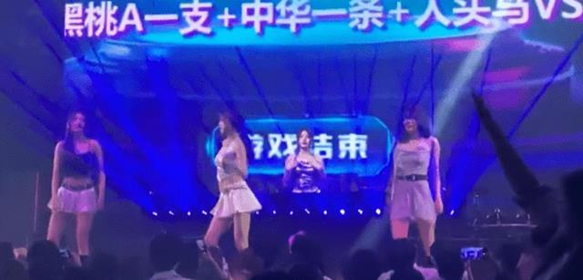 “冰清玉洁”四胞胎:勇闯娱乐圈出道失败,穿短裙在酒吧当擦边女-第13张图片-九妖电影 “冰清玉洁”四胞胎:勇闯娱乐圈出道失败,穿短裙在酒吧当擦边女-第13张图片-九妖电影