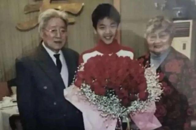 最惨京圈少爷张若昀:妹妹变后妈、与小5岁继母演情侣、父子反目-第5张图片-九妖电影 最惨京圈少爷张若昀:妹妹变后妈、与小5岁继母演情侣、父子反目-第5张图片-九妖电影
