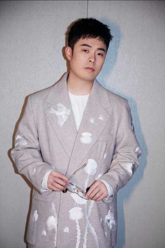 分明一张“普通脸”,却被夸成“天花板”,这几位明星不脸红吗?-第8张图片-九妖电影 分明一张“普通脸”,却被夸成“天花板”,这几位明星不脸红吗?-第8张图片-九妖电影